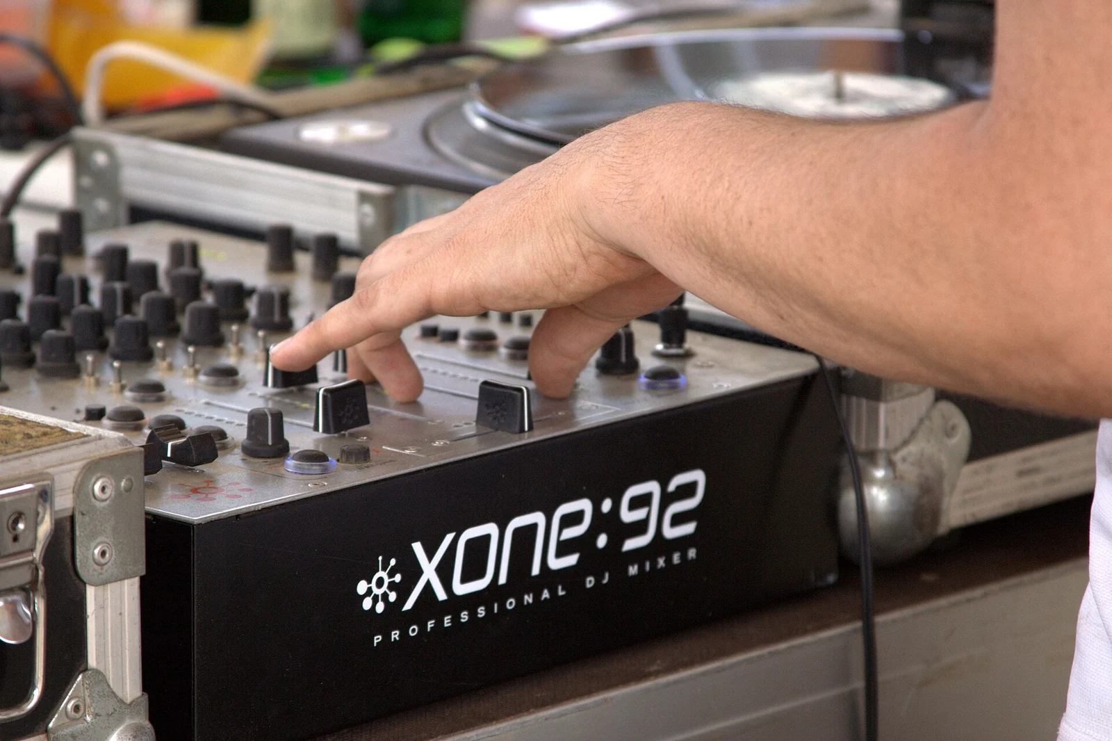 Disc-jockey réglant une table de mixage.